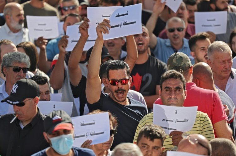 تظاهرتان معارضة ومؤيدة للرئيس الفلسطيني في الضفة على خلفية وفاة نزار بنات