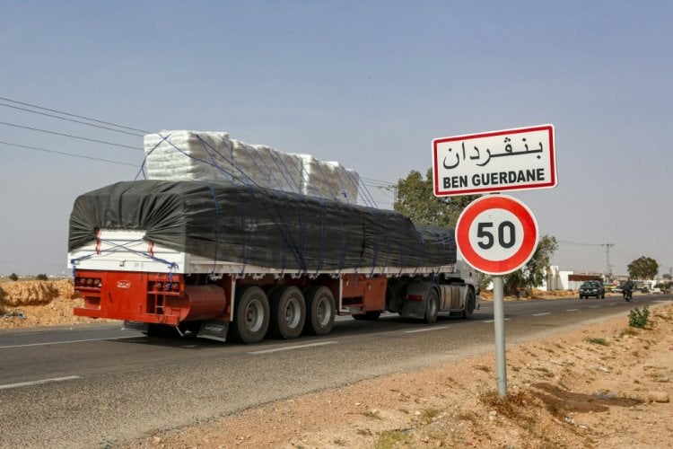 الحدود شريان حياة لتجار تونسيين يأملون استغلال تحسن الوضع في ليبيا