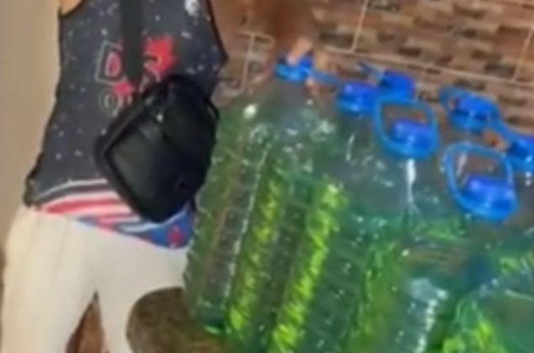 أبو العزّ الذي ظهر في فيديو يبيع غالونات بنزين في السوق السوداء في قبضة شعبة المعلومات