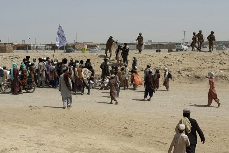 القوات الأفغانية تشن عملية لاستعادة السيطرة على معبر حدودي رئيسي مع باكستان