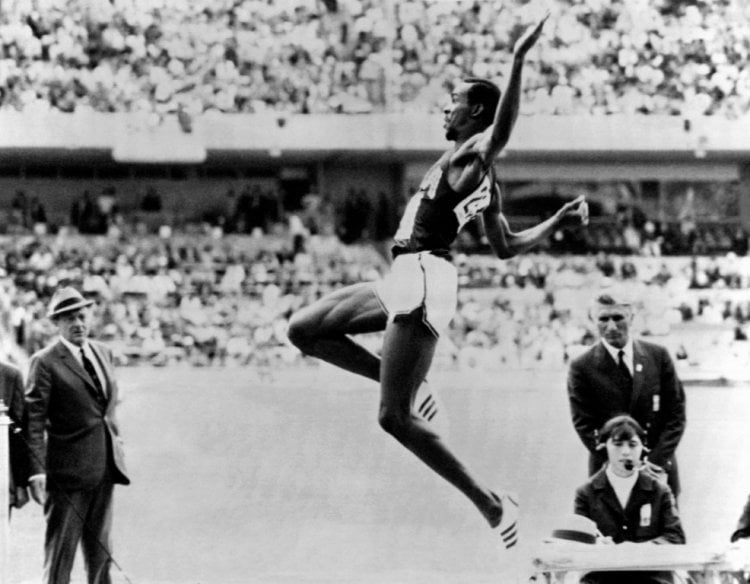 مكسيكو 1968: بيمون يمطر الألعاب برقم خرافي... وقبضات اميركية سود في عصر الغليان