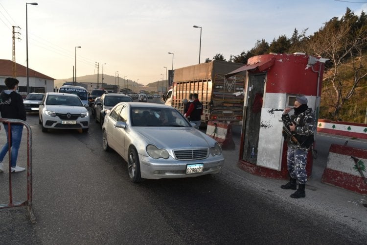 Comment la « charge d'explosifs » a-t-elle traversé vers le Liban et quel est le rôle de Amhaz ?