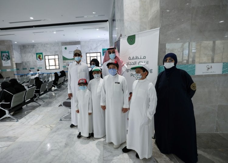 أبناء مطوّف سعودي توفي جراء كورونا يخدمون الحجاج تنفيذا لوصيته