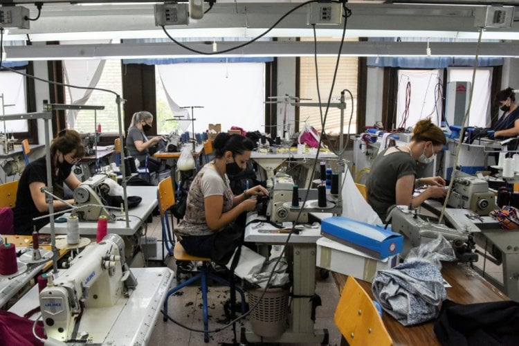 عاملات النسيج في مقدونيا الشمالية ينتفضن من أجل حقوقهن