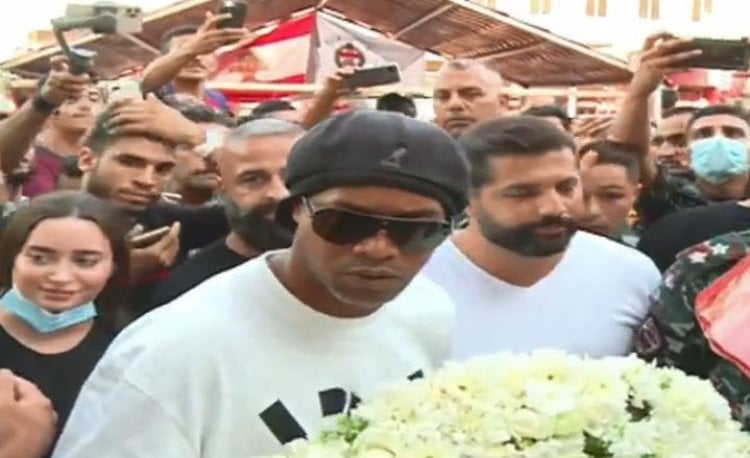 رونالدينيو وصل الى مركز فوج إطفاء بيروت وأدى الصلاة عن أرواح الشهداء