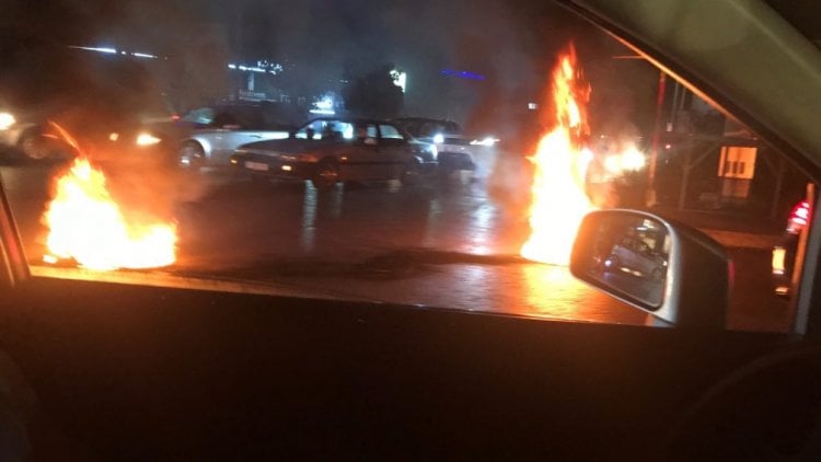 إشعال إطارات عند ساحة تقاطع ايليا في صيدا