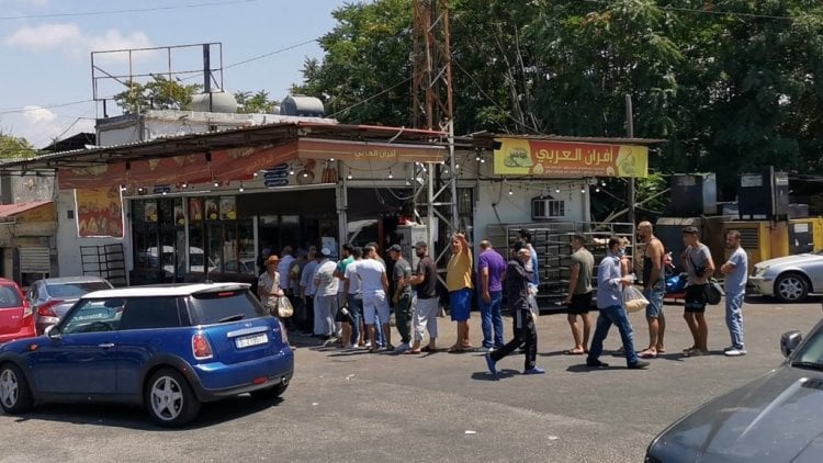 مواطنون يصطفون في طوابير أمام افران صيدا