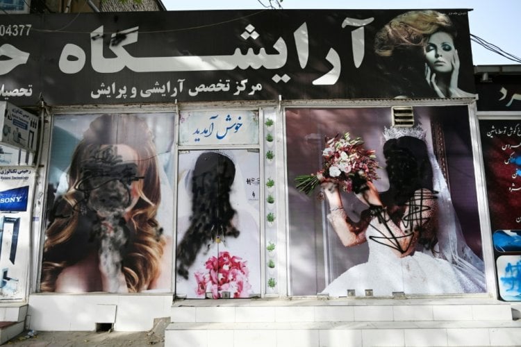 تشويه صور النساء على الواجهات مع خضوع كابول لحكم طالبان