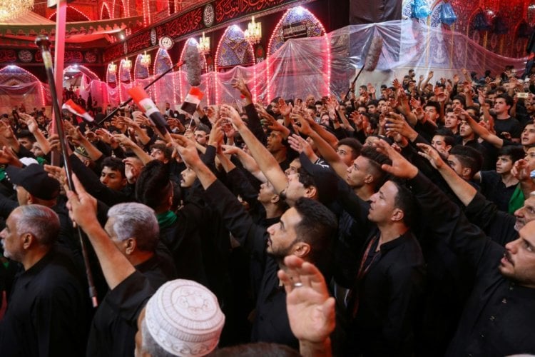 حشود في كربلاء لإحياء عاشوراء والوقاية ضد كورونا شبه غائبة