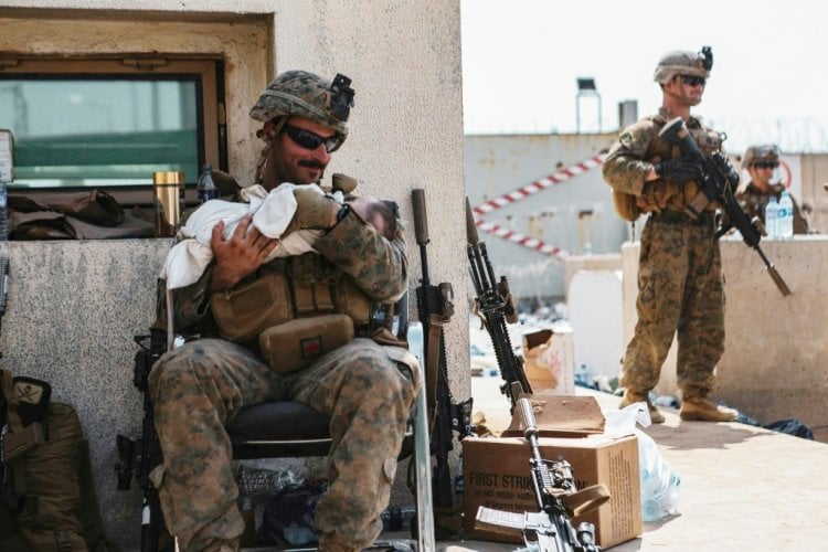 الجيش الأميركي ينشر صورا تبرز اهتمام عسكرييه بأطفال في مطار كابول