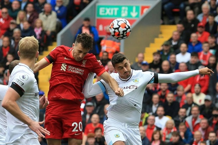 بطولة إنكلترا: ليفربول يفك عقدة بيرنلي ويتصدر موقتا