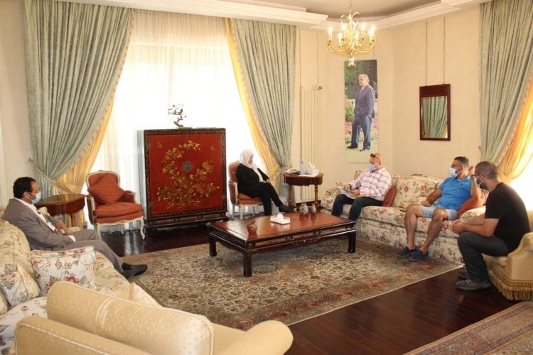 سائقو الدراجات النارية في صيدا يلتقون بهية الحريري لدعم مطالبهم