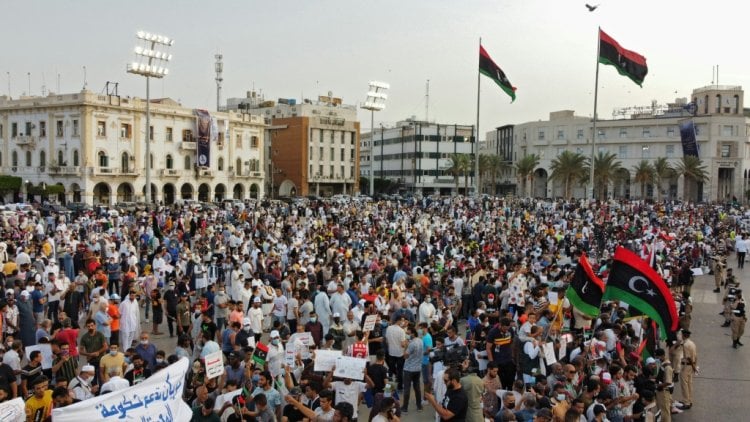 آلاف يتظاهرون في ليبيا تأييدًا للحكومة