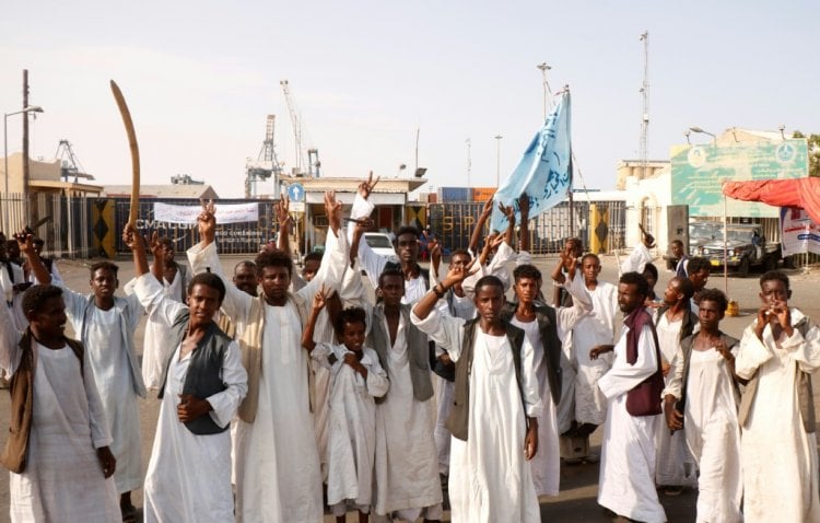 محتجون يغلقون خطين لتصدير واستيراد النفط في بورتسودان ووزير يصف الوضع بأنه "خطير جدًا"