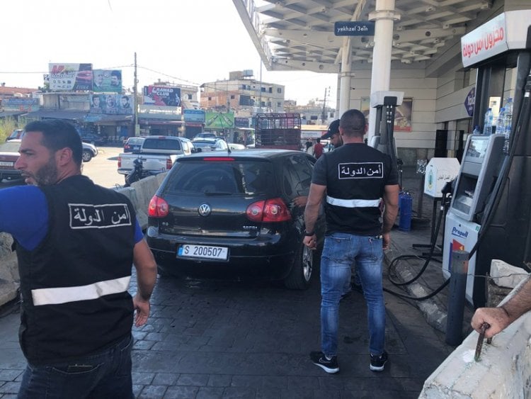 أمن الدولة في صور جال في المحطات لتنظيم عملية التعبئة