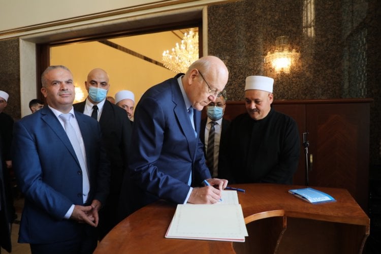 ميقاتي قدم التهاني لشيخ العقل الشيخ سامي أبي المنى