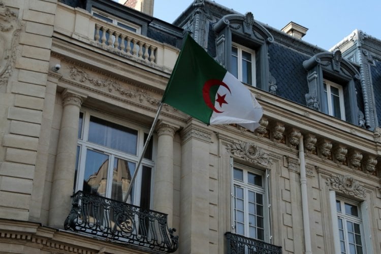 الرئيس الجزائري يتهم وزير الداخلية الفرنسي بـ"الكذب" بشأن خفض عدد التأشيرات
