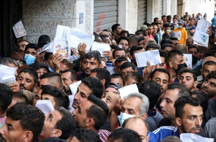 آلاف العمال في غزة يتقدمون بطلبات للحصول على إذن عمل في "إسرائيل"