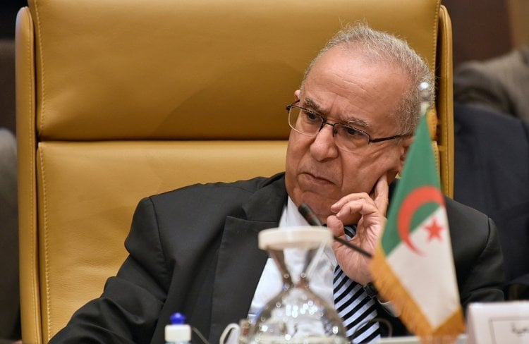 وزير خارجية الجزائر: ماكرون يعاني من "إفلاس" في الذاكرة