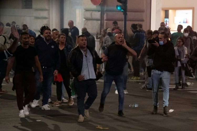 آلاف يتظاهرون في ايطاليا ضد إلزامية تصاريح كوفيد الصحية لدخول أماكن العمل