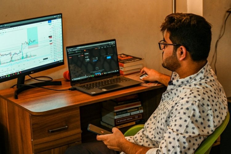 هوس الاستثمار الالكتروني يجتاح الشباب في العالم