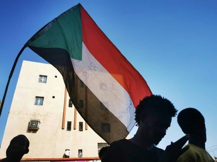 الجيش السوداني يفرج عن أربعة وزراء مع تزايد الضغوط وجهود الوساطة