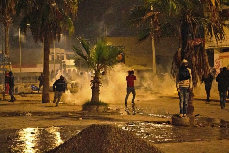 وفاة شاب إثر استعمال الأمن التونسي غاز مسيل للدموع في تفريق تظاهرة