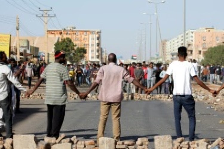 البرهان يثبت انقلابه في السودان بإعادة رئيس الوزراء معزولا الى منصبه