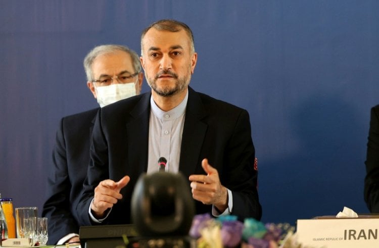 وزير الخارجية الإيراني يلتقي رئيس الحكومة اللبنانية في ميونيخ
