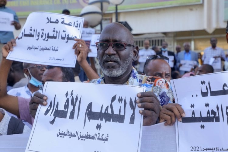 الشرطة السودانية تطلق الغاز المسيل للدموع لتفريق تظاهرات في الخرطوم قرب القصر الجمهوري