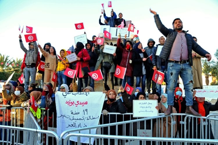 تونسيون يتظاهرون في ذكرى الثورة دعما ورفضا لقرارات الرئيس قيس سعيّد