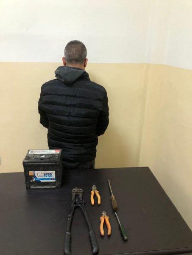 توقيف احد افراد عصابة نفذت أكثر من 14 عملية سرقة بطاريات واطارات سيارات