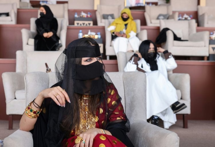 إقبال على المشاركة في أول مسابقة إبل مخصصة للنساء في السعودية