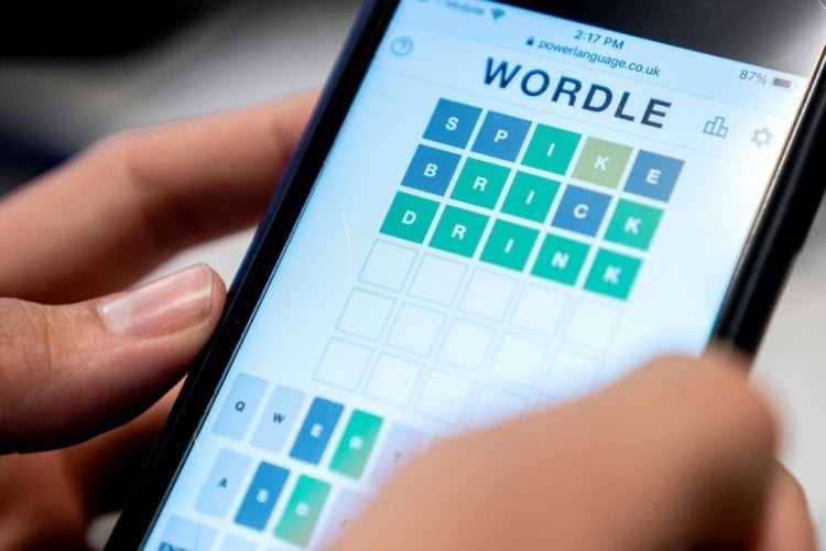 تويتر تعلق حسابا كان يكشف الكلمات المخفية في لعبة "ووردل"