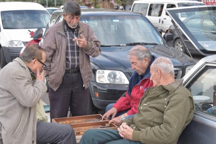 "جنى العمر" يذوب أمام عيون المتقاعدين