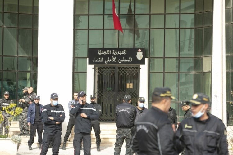 تونس.. إغلاق مقر المجلس الأعلى للقضاء بعد قرار حلّه