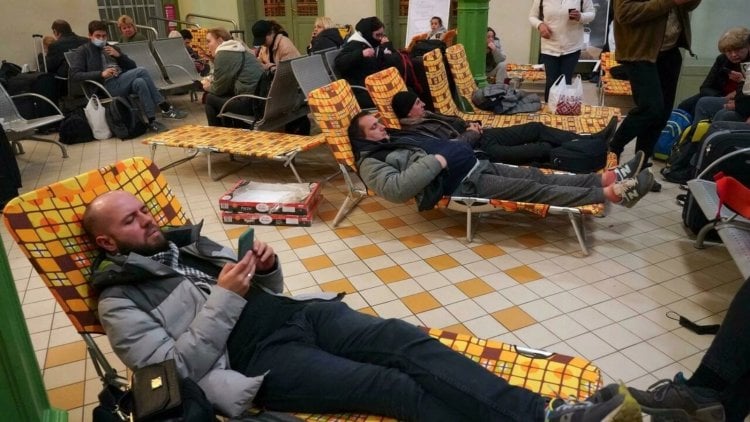 بالفيديو: المواطنون الأوكرانيون يخرجون للشوارع وينشدون النشيد الأوكراني
