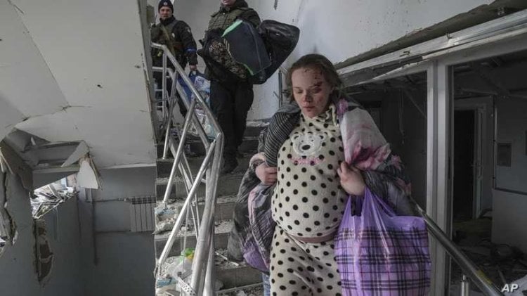 أوكرانيا.. مصرع صاحبة الصورة الشهيرة ورضيعتها بعد قصف مستشفى الولادة