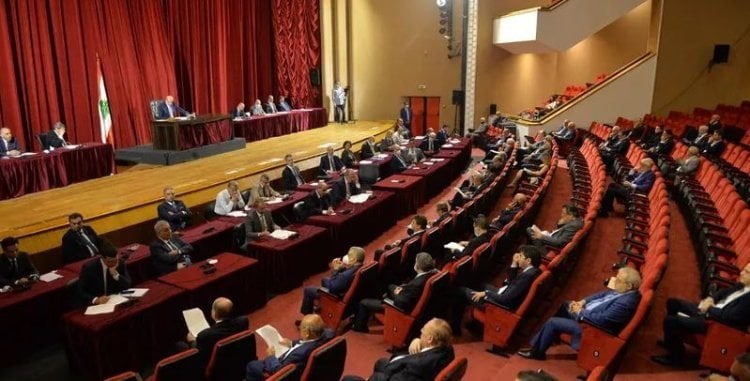 من هم النواب العازفون وكيف توزّعوا بين الكتل؟