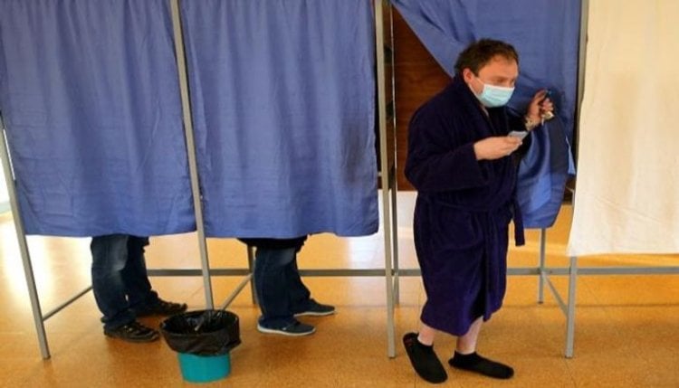 بالصور: شاب يخطف الأضواء في انتخابات فرنسا.. من "الحمام" إلى مركز الاقتراع !