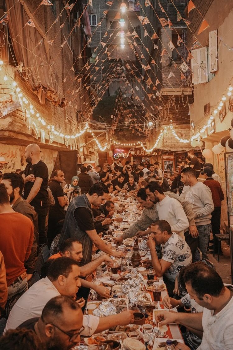 اليكم حكاية أكبر مائدة إفطار جماعي في مصر