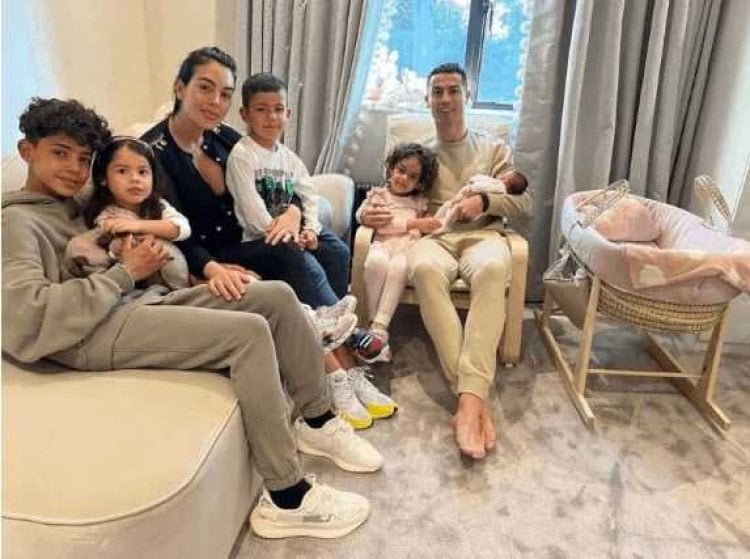 رونالدو ينشر صورة مولودته.. ورسالة مؤثرة