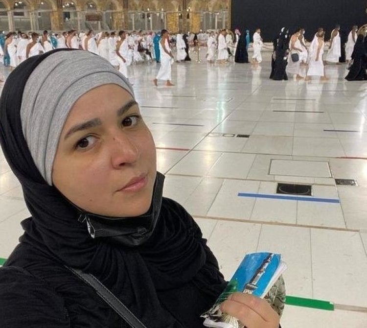 إيمي سمير غانم تفاجئ الجمهور بالظهور بالعباءة والحجاب مجدداً في أحدث صورها !