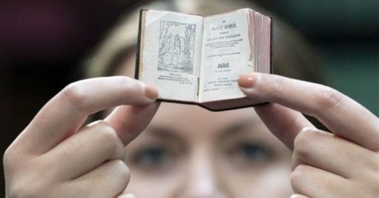 العثور على كتاب مقدس صغير في مكتبة بريطانية... هل هو الأصغر في العالم؟