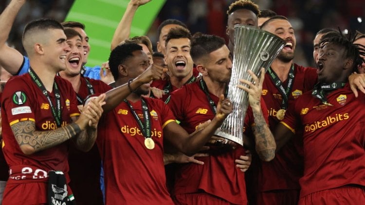 روما مورينيو يفوز بلقب النسخة الأولى من دوري المؤتمر الأوروبي