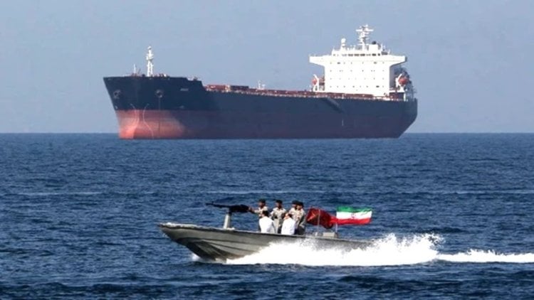 بلينكن يطالب طهران بالإفراج عن ناقلتي النفط اليونانيتين
