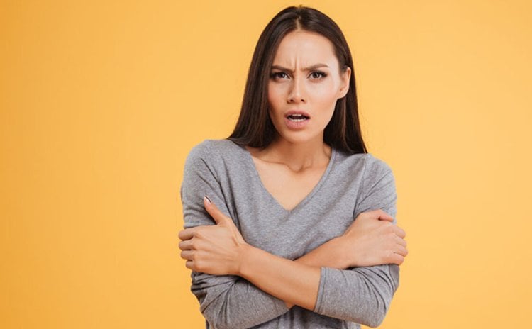 ما سبب شعورالمرأة بالبرد أكثر من الرجل؟
