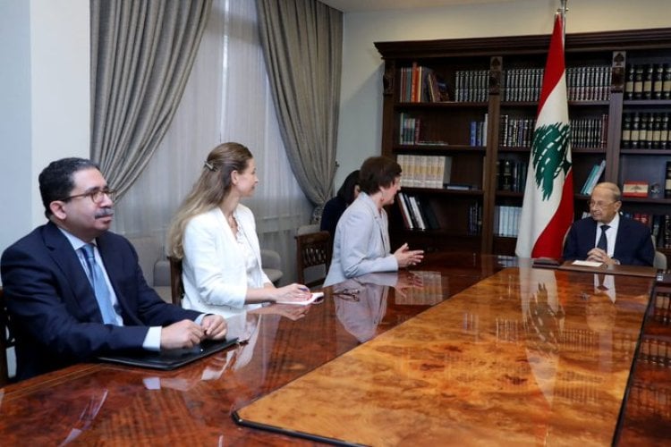 عون تابع موضوع ترسيم الحدود البحرية مع فرونتسكا ووفد نيابي: من غير الوارد التنازل عن حقوق لبنان