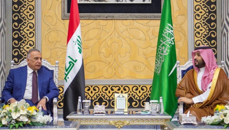 بالصور: بن سلمان يستقبل الكاظمي لدى وصوله إلى السعودية