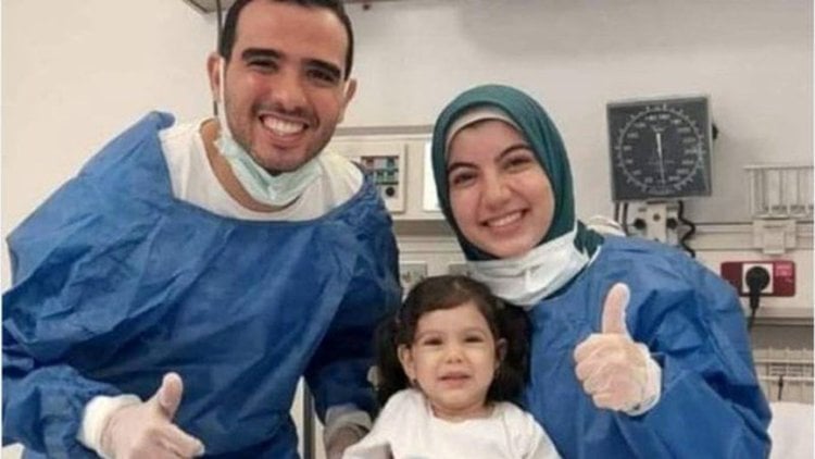 قصتها أثارت تعاطف الملايين على مواقع التواصل .. إنقاذ الطفلة المصرية رقية من الموت بعد تلقيها حقنة الضمور الشوكي